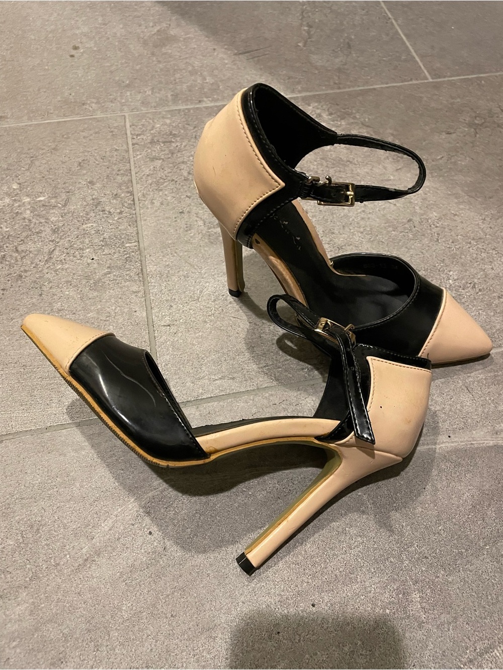 Nude & Black Patent Pointed-Toe Ankle Strap Heels — EU 34 / US 5